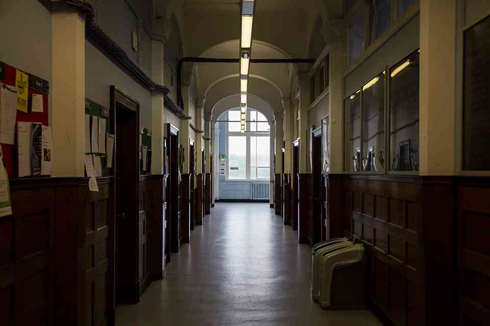 Velká Británie zvažuje přísnější kontrolu studentských víz, protože univerzity čelí zákazu náboru a zásahu proti podvodům featured image
